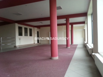 *Zdjęcia należą do właściciela oferty.  
 
Polecamy do wynajęcia lokal o powierzchni 265 m2, usytuowany na I piętrze budynku pr