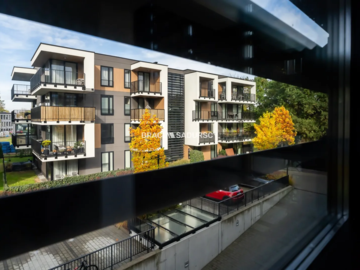 Nowoczesny jasny apartament w otoczeniu zieleni 