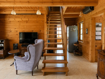 Drewniany dom premium nad stawem | 1 ha | Sauna |