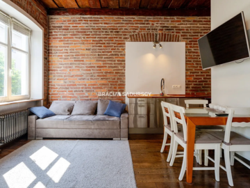 Dwupokojowy apartament z historycznym charakterem