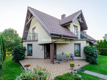 Dom w Centrum Kocmyrzowa, dwa wejścia, garaż 