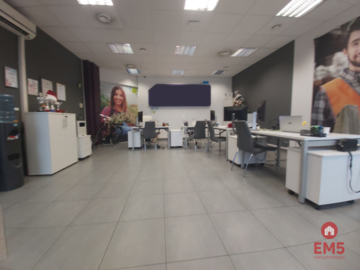 Lokal z witrynami w centrum miasta.