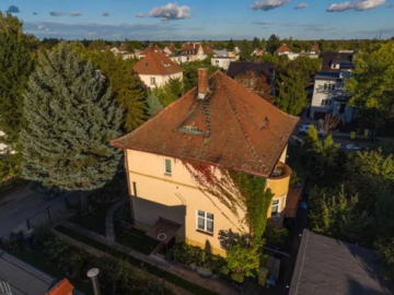 Klasyczna przedwojenna willa miejska z ogrodem