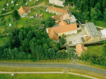 Kompleks produkcyjno-mieszkalny z halami i działką 6000 m² – Mieroszów